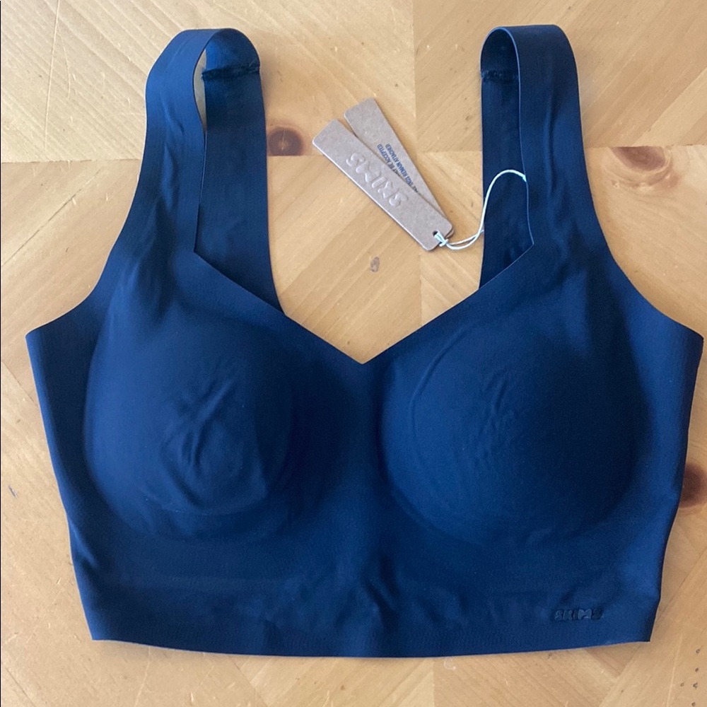 Skims NAKED PLUNGE LONGLINE BRALETTE | ONYX × 1
ONYX / M